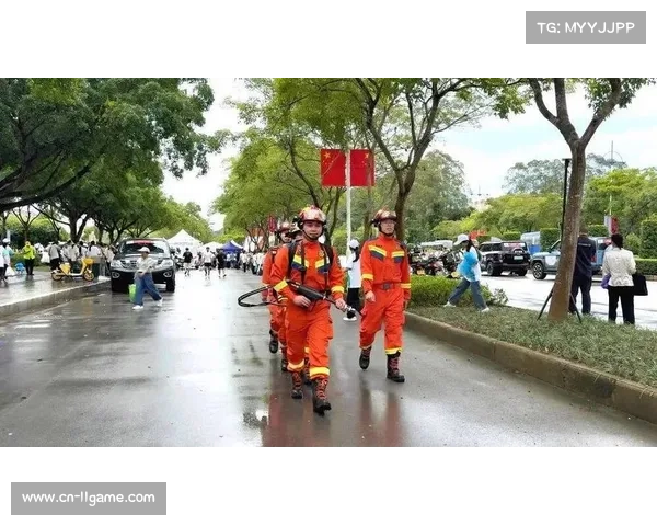 赛道旁纳西族民众击鼓助威，民族元素融入环云南赛事氛围